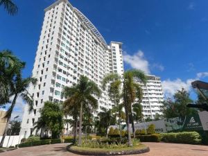 Deluxe Couple Suite - with Lake View in Alabang!