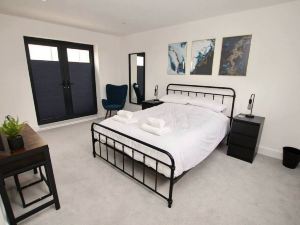 Modern Apartment for Contractors & Small Groups by Stones Throw Apartments - Free Parking - Sea View