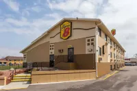 Super 8 by Wyndham Janesville Các khách sạn gần Road Dawg Saloon and Eatery