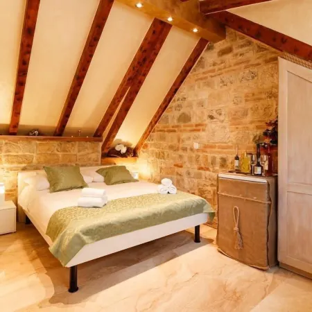 Stone House Luxury Rooms Отели рядом с достопримечательностью «Набережная Рива»