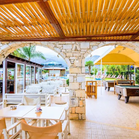 Yiannis Manos Hotel Resort