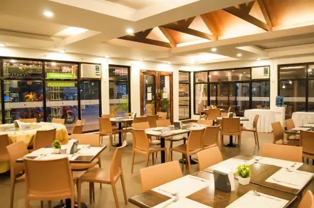 Seasons Hotel and Convention Center Отели в г. Западный Миндоро