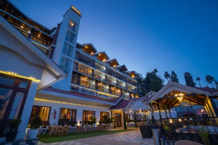 Istana Resort & Spa Отели рядом с достопримечательностью «Darjeeling Himalayan Railway Toy Train»
