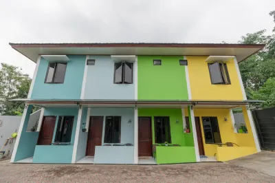 RedDoorz Plus Near Jungeland Sentul Hotell i Karang Tengah