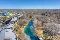Luxury Riverfront Condo 1 Blk to Schlitterbahn!