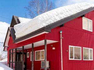 Niseko Red House:エアコン完備, 温泉・スキー場至近貸切一軒家 ペット可。