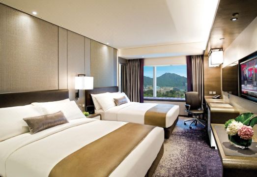 3. 로열 플라자 호..