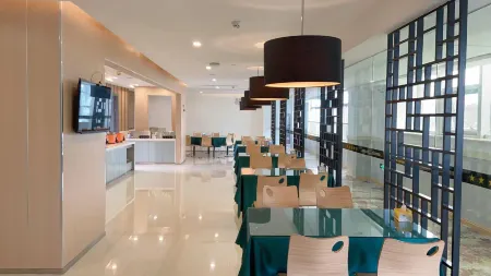 Chaohu Junjie Hotel (Renmin Road) Отели рядом с достопримечательностью «Ziwei Cave»