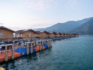 Le Roi Floating Huts & Eco Rooms