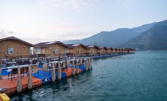 Le Roi Floating Huts & Eco Rooms