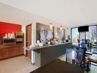 Super 8 by Wyndham Fayetteville Hotels in Washington County