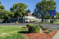 Super 8 by Wyndham Turlock Hotels in Turlock