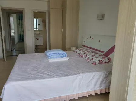 Longchuan Homestay (Longdong Alley)