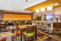 Fairfield Inn & Suites Waterloo Cedar Falls - breakfast