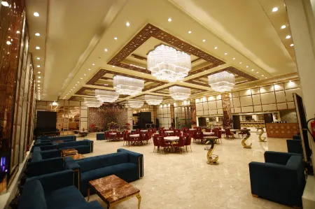 Surya Grand Отели рядом с достопримечательностью «ARRAY LOGIC»