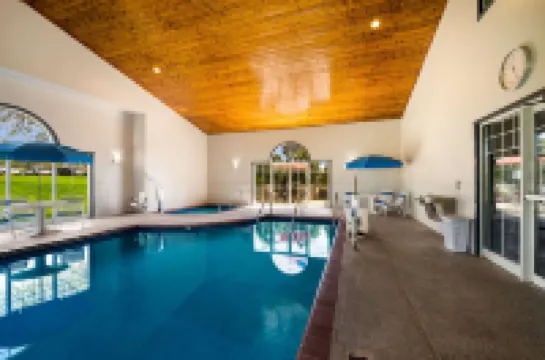 คันทรีอินน์แอนด์สวีทส์ บายเรดิสัน ฟรีพอร์ต IL