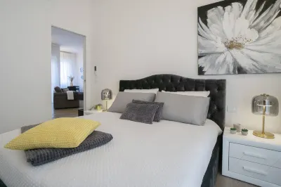 Charming and Modern Three-Bedroom Apartment in the Heart of the City of Asti. Intimissimi附近的飯店