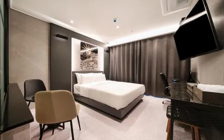 Hotel Hermes at Yongin Everland Station