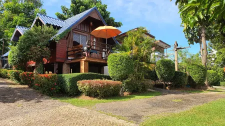 Banphu Montalang Resort Отели рядом с достопримечательностью «Wat Phra That Doi Kong Mu»