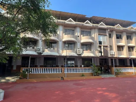 Aron Resort Lonavala - Near Old Mumbai Pune Highway Отели рядом с достопримечательностью «Шри Нарайяни Дхэм Темпл»