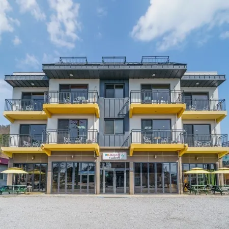 Buan Mohang Crystal Pension Отели рядом с достопримечательностью «Храм Нэсоса»