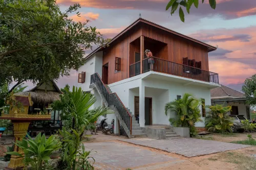 Beyond Angkor Homestay - Private Floor 2-Bedroom & Living Room