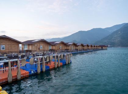 Le Roi Floating Huts & Eco Rooms Tehri
