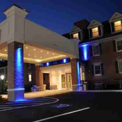 Holiday Inn Express & Suites Merrimack Hotel Exterior