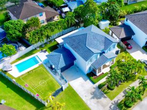 Miami Getaway Heated Pool House & Pool Table Villa