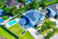 Miami Getaway Heated Pool House & Pool Table Villa