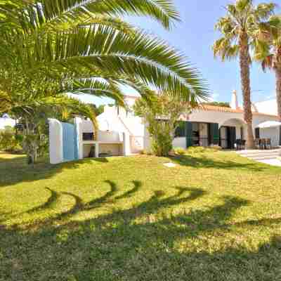 Close to Beaches and All Amenities, Private Pool, Free AC and Wifi Hotel Exterior