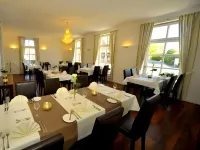 Friesischer Hof, Ferienwohnungen Mit Indoor Spielplatz, Kostenfreien Parkplatz Und W-Lan Hotels in Dornum