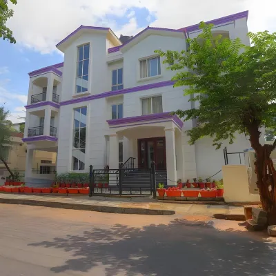 Lilac Hotel 3rd Block Отели рядом с достопримечательностью «Торговый квартал Ганди-Базар»