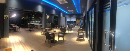 Grand Caman Hotel Отели в г. Pondok Gede