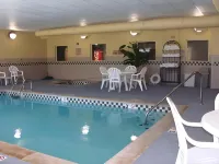 Baymont by Wyndham Clinton - Swimmingpools