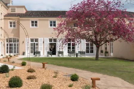 Hôtel le Prieuré Отели в г. Сен-Жульен-де-Сиври