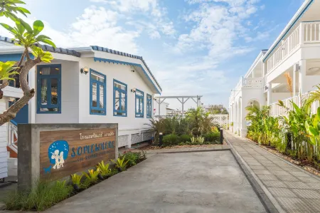 Somewhere Koh Sichang Отели рядом с достопримечательностью «Hat Tham Phang»