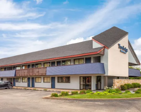 Travelodge by Wyndham Peoria Hotels in Peoria