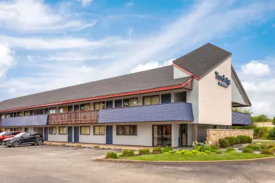 Travelodge by Wyndham Peoria Hotel dekat Limelight Eventplex
