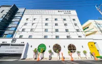 BUTTON HOTEL 梁山體育綜合體