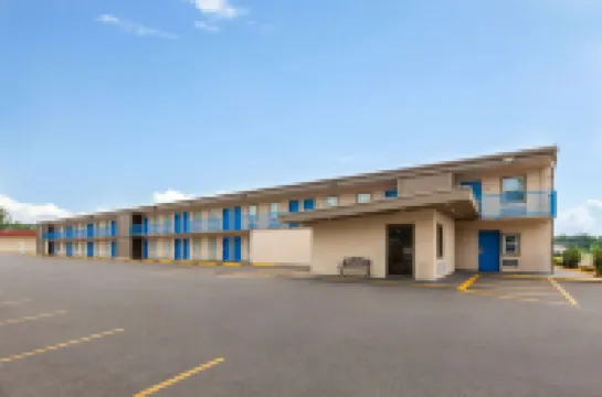 Super 8 by Wyndham Paducah I-24 Exit 4