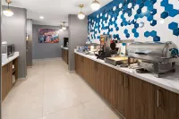 La Quinta Inn & Suites by Wyndham Memphis I-240 - breakfast