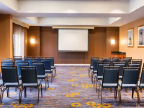 Courtyard Bloomington Hotels in Bloomington