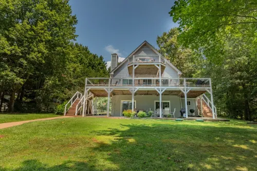 Beautiful Lake Front in Quiet Cove, Convenient to Boat Ramp, Dining & Shopping - 3 stjerner