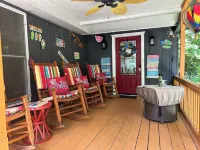 River Soundscapes Retreat! Pet Friendly. Aska Adventure Area! 10 minutes to town