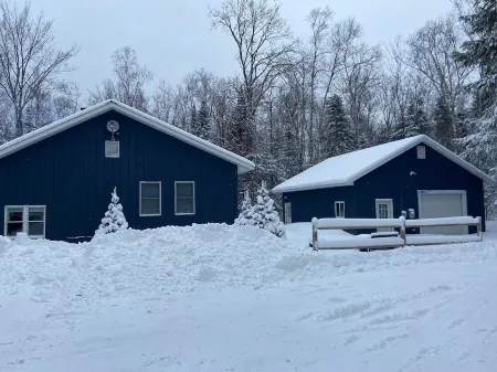 Gorgeous Remodeled 4Bed/2Bath Retreat with Private Trail to Lake Superior Beach! Отели в г. Чиппева