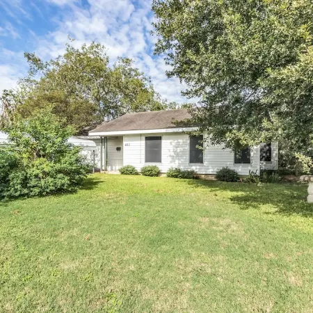 Charming 2/1 Cottage-Style House Near Texas A&M, Recently Updated
