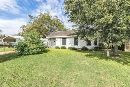 Charming 2/1 Cottage-Style House Near Texas A&M, Recently Updated