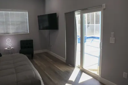 HOT TUB, HEATED POOL AND WALKING DISTANCE TO MINERAL SPRINGS Отели в г. Норт-Порт