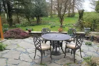 Gorgeous Lakeland cottage with delightful private garden. Free EV charging. Hotels near Oxenholme Lake District Railway Station